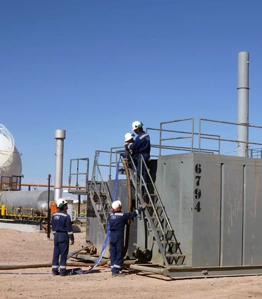 Trabajadores industriales en instalación