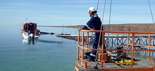 Montaje de bomba en toma de captación en YPF en Lago Mari Menuco