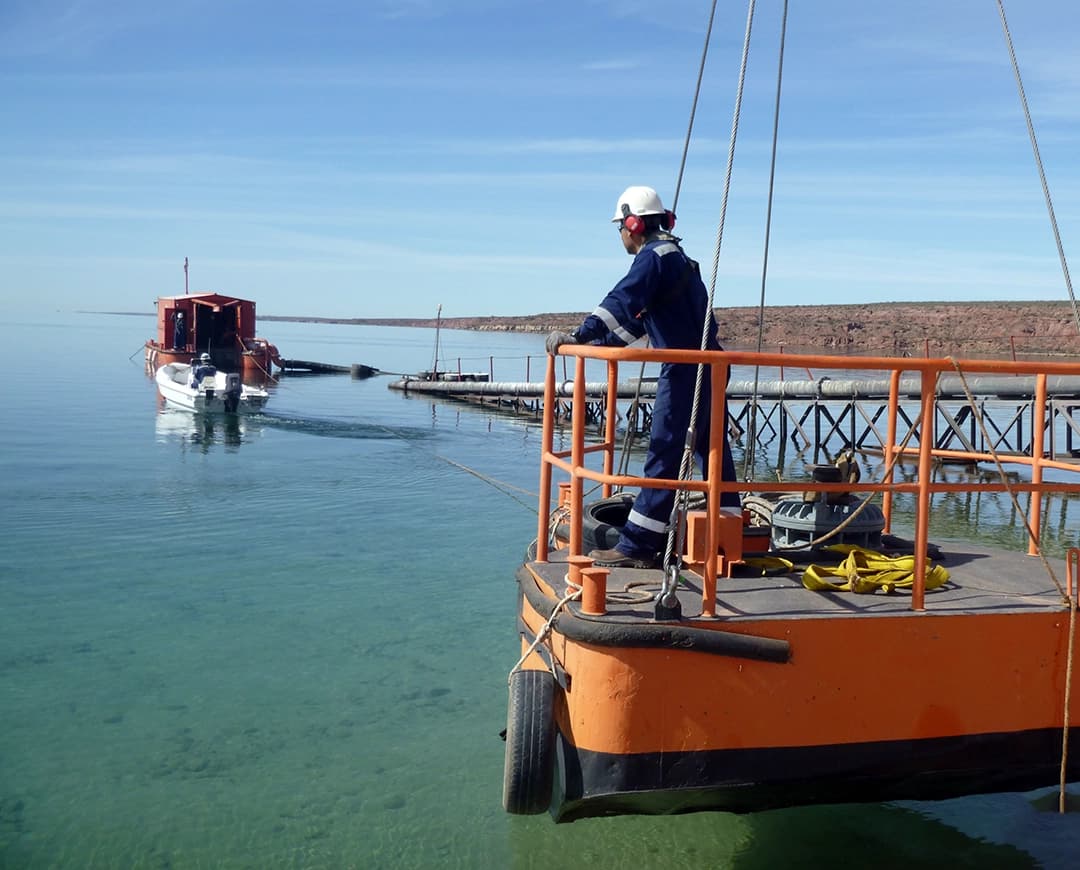 Montaje de bomba en toma de captación en YPF en Lago Mari Menuco